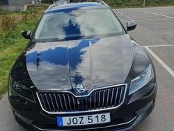 Svart Begagnad 2018 Skoda Superb Business Line Kombi | 235 000 kr (Marknadspris)