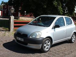 Silver Begagnad 2001 Toyota Yaris Halvkombi | 19 900 kr (Marknadspris)