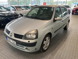 Ljusgrå Begagnad 2001 Renault Clio II Privilege Halvkombi | 24 900 kr (Dyr)