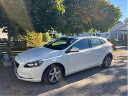 Vit Begagnad 2014 Volvo V40 Kinetic Kombi | 119 900 kr (Marknadspris)