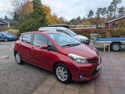Röd Begagnad 2013 Toyota Yaris Active Halvkombi | 65 000 kr (Marknadspris)