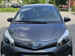 Grå Begagnad 2014 Toyota Yaris Hybrid Edition Halvkombi | 140 000 kr (Marknadspris)