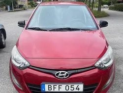 Röd Begagnad 2015 Hyundai i20 Select Halvkombi | 58 000 kr (Marknadspris)