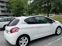 Vit Begagnad 2012 Peugeot 208 Halvkombi | 60 000 kr (Marknadspris)