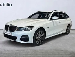 Vit Begagnad 2022 BMW 330e M Sport Kombi | 369 000 kr (Marknadspris)