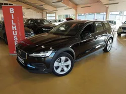 Svart Begagnad 2022 Volvo V60 CC Momentum Kombi | 349 000 kr (Marknadspris)