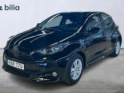 Svart Begagnad 2024 Toyota Yaris Hybrid Active Halvkombi | 259 900 kr (Lite dyr)