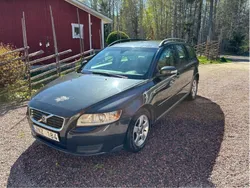 Grå Begagnad 2009 Volvo V50 Kinetic Kombi | 34 000 kr (Marknadspris)