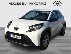Vit Begagnad 2022 Toyota Aygo Play Halvkombi | 150 000 kr (Marknadspris)