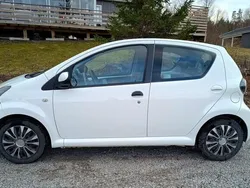 Vit Begagnad 2013 Toyota Aygo Halvkombi | 68 500 kr (Marknadspris)