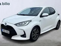 Vit Begagnad 2020 Toyota Yaris Hybrid Active Halvkombi | 189 900 kr (Marknadspris)