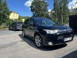 Svart Begagnad 2014 Mitsubishi Outlander Comfort Edition SUV | 150 000 kr (Lite dyr)