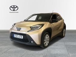 Ginger beige, night sky black fusion 4u9/209 (2vj) Begagnad 2022 Toyota Aygo Pulse Halvkombi | 199 900 kr (Marknadspris)