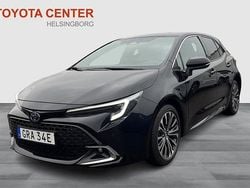 Svart Begagnad 2023 Toyota Corolla Hybrid Style Halvkombi | 299 900 kr (Marknadspris)