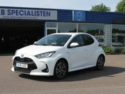 Vit (super white) Begagnad 2021 Toyota Yaris Hybrid Active Halvkombi | 139 800 kr (Marknadspris)