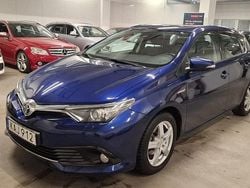 Mörkblå (blå) Begagnad 2017 Toyota Auris Hybrid Active Halvkombi | 139 999 kr (Marknadspris)