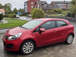 Röd Begagnad 2014 Kia Rio Halvkombi | 64 900 kr (Marknadspris)