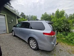 Blå Begagnad 2011 Toyota Sienna Minibuss | 115 000 kr