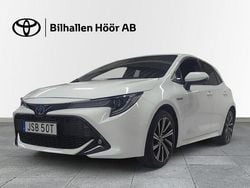 Vit Begagnad 2021 Toyota Corolla Hybrid Style Halvkombi | 249 900 kr (Marknadspris)