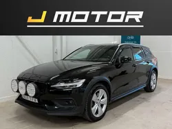 Svart Begagnad 2020 Volvo V60 CC Momentum Kombi | 259 900 kr (Marknadspris)
