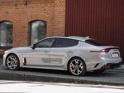 Grå Begagnad 2018 Kia Stinger Halvkombi | 279 000 kr (Marknadspris)
