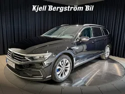 Svart Begagnad 2022 VW Passat GTE Kombi | 275 000 kr (Marknadspris)