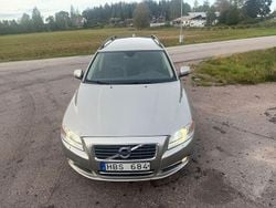 Ljusbrun (brun) Begagnad 2009 Volvo V70 Momentum Kombi | 69 500 kr (Marknadspris)
