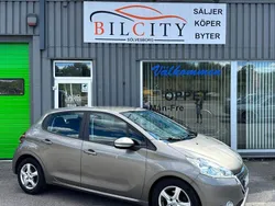 Ljusgrå (grå) Begagnad 2012 Peugeot 208 Halvkombi | 49 900 kr (Marknadspris)