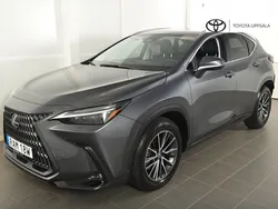 Grå Begagnad 2023 Lexus NX450h+ Executive Line SUV | 599 900 kr (Marknadspris)