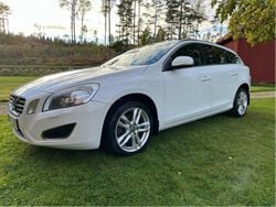Vit Begagnad 2013 Volvo V60 Momentum Kombi | 95 000 kr (Marknadspris)