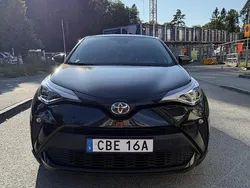 Svart Begagnad 2022 Toyota C-HR Executive SUV | 270 000 kr (Marknadspris)
