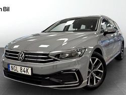 Grå (moonstone grey) Begagnad 2022 VW Passat GTE Kombi | 329 900 kr