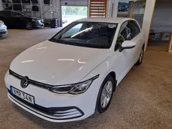 Vit Begagnad 2021 VW Golf VIII Life Halvkombi | 199 900 kr (Superpris)