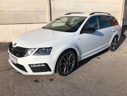 Vit (vitmetallic) Begagnad 2018 Skoda Octavia RS Kombi | 225 000 kr (Dyr)