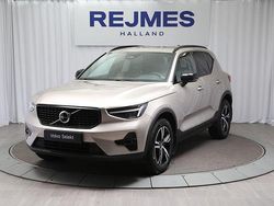 Ljusgrå Begagnad 2023 Volvo XC40 Plus SUV | 379 500 kr (Marknadspris)