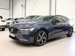 Mörkblå (blå) Begagnad 2022 Volvo V60 R-Design Kombi | 448 900 kr (Marknadspris)