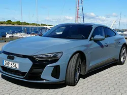Grå Begagnad 2023 Audi e-tron GT quattro Design Sedan | 725 000 kr