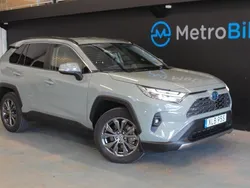 Grön (urban kaki) Begagnad 2024 Toyota RAV4 Hybrid Executive SUV | 439 900 kr (Bra pris)