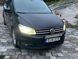 Svart Begagnad 2019 VW Caddy Maxi Life Life Minibuss | 207 000 kr (Marknadspris)