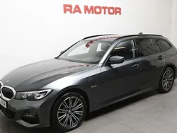 Grå (mineralgrau metallic) Begagnad 2022 BMW 330e M Sport Kombi | 349 900 kr (Marknadspris)