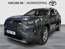 Mörkgrå (grå) Begagnad 2022 Toyota RAV4 Hybrid Active SUV | 374 000 kr (Marknadspris)