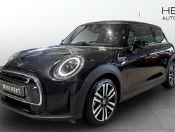 Svart (black) Begagnad 2022 Mini Cooper SE Comfort Halvkombi | 208 700 kr (Marknadspris)