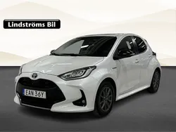 Vit Begagnad 2021 Toyota Yaris Hybrid Style Halvkombi | 204 900 kr (Marknadspris)