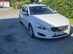 Vit Begagnad 2011 Volvo V60 Momentum Kombi | 54 000 kr (Marknadspris)