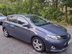 Blå Begagnad 2015 Toyota Auris Hybrid Edition Halvkombi | 145 000 kr (Bra pris)
