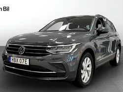 Grå Begagnad 2021 VW Tiguan Life SUV | 289 900 kr (Marknadspris)