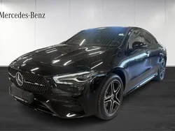 Svart Ny 2025 Mercedes CLA200 AMG Sportkupé | 442 600 kr (Marknadspris)