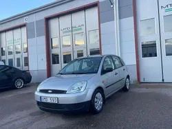 Ljusgrå (grå) Begagnad 2004 Ford Fiesta Halvkombi | 28 900 kr (Lite dyr)