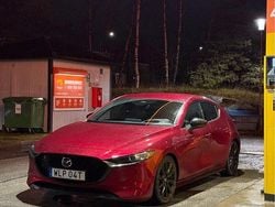 Röd Begagnad 2024 Mazda 3 Nagisa Halvkombi | 265 000 kr (Bra pris)