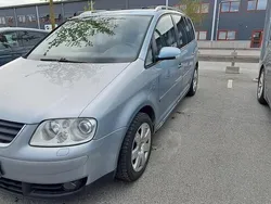 Blå Begagnad 2006 VW Touran Highline Minibuss | 20 000 kr